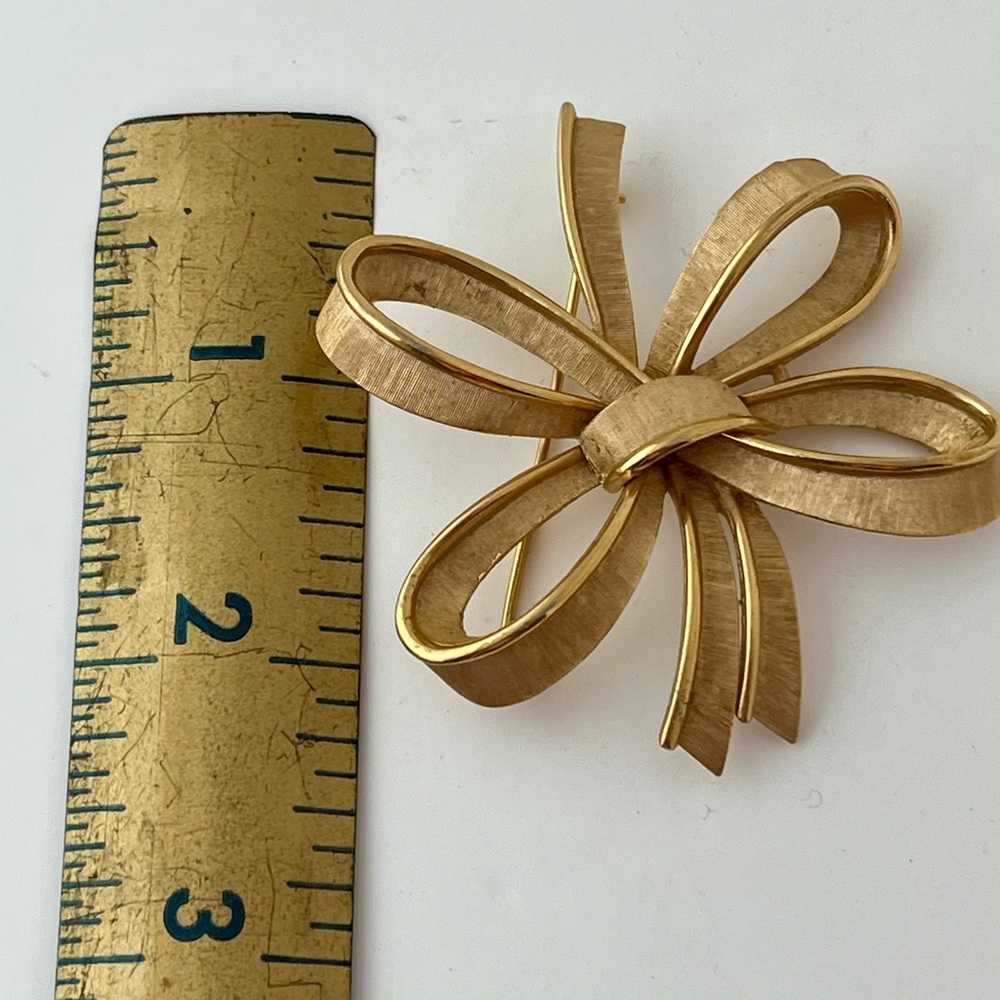Gold Trifari Ribbon Brooch - Picture 2 of 4